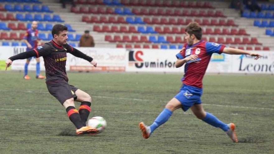 Carlos Viesca disputa el balón a un futbolista del Condal.