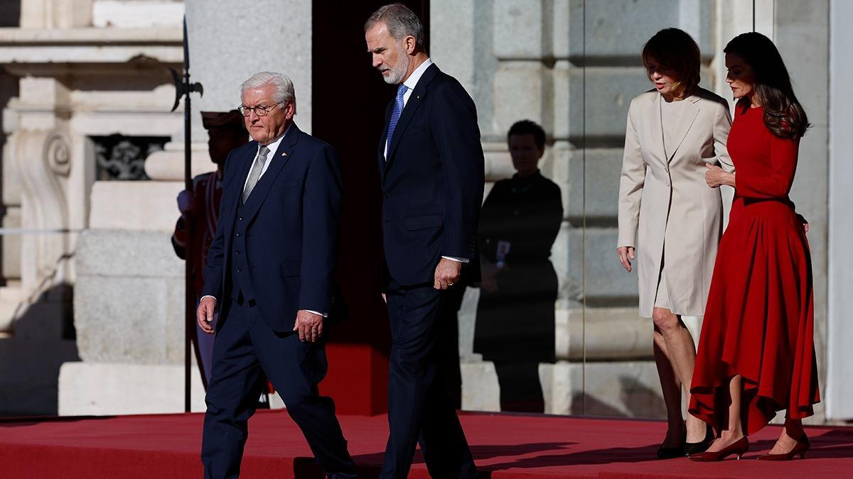 Felipe VI, con el presidente de la República Federal de Alemania, Frank-Walter Steinmeier, y Letizia, con la primera dama alemana, Elke Büdenbender, este miércoles en el recibimiento oficial, en el Palacio Real de Madrid.