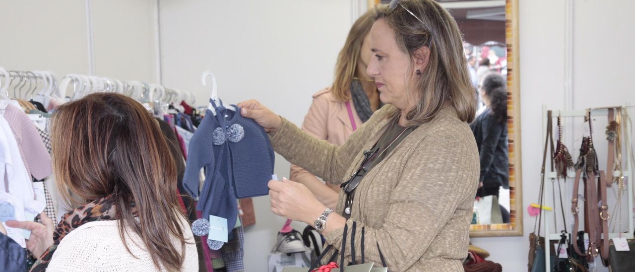 La concejala Ángeles Domínguez, de compras en una de las ediciones de la feria de oportunidades Grovestock.