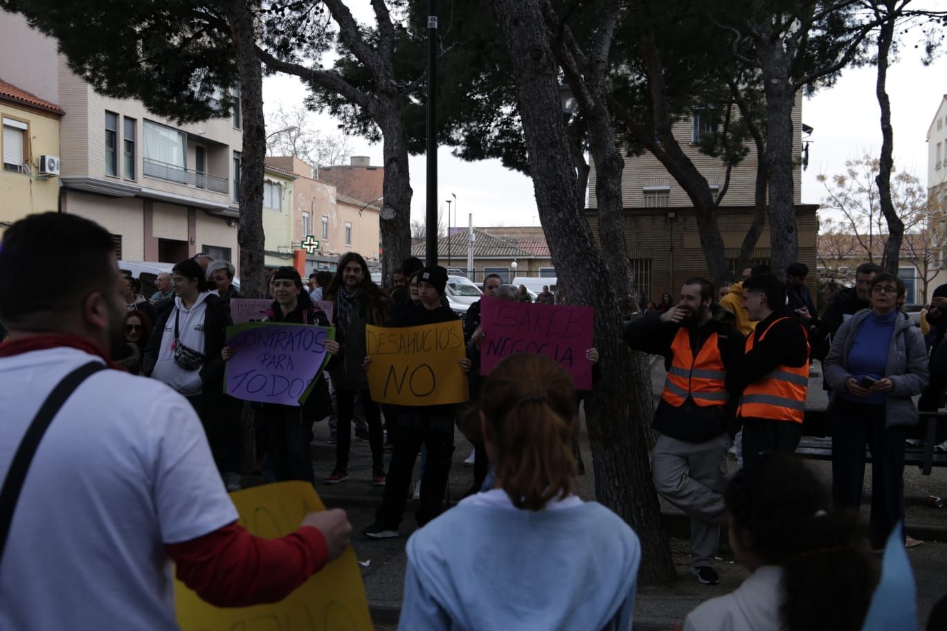 En imágenes | El barrio Oliver sale a la calle para frenar el desahucio de 20 vecinos