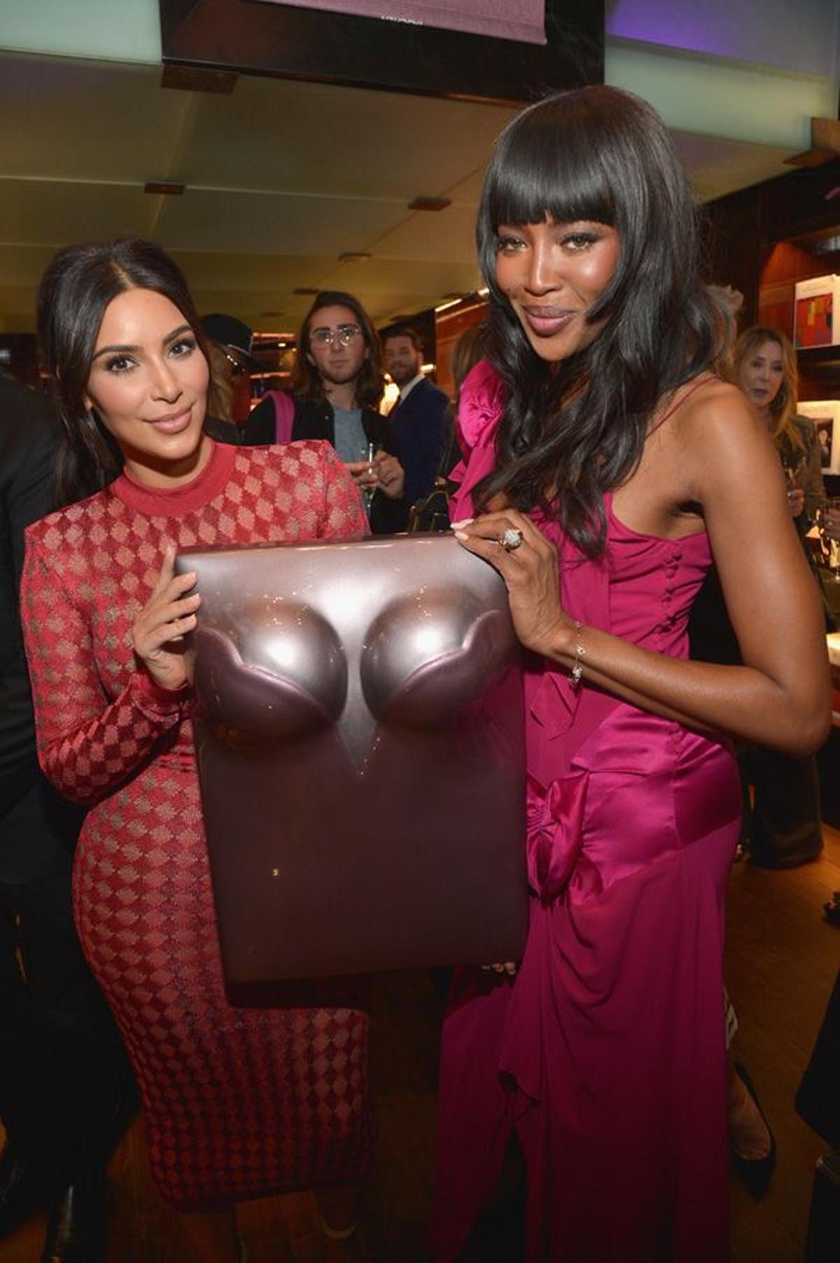Kim Kardashian y Naomi Campbell junto al libro