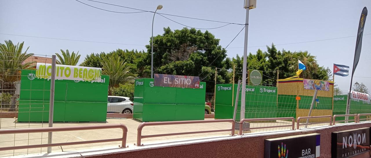 Chiringos instalados en uno de los párquines externos del centro comercial Yumbo.