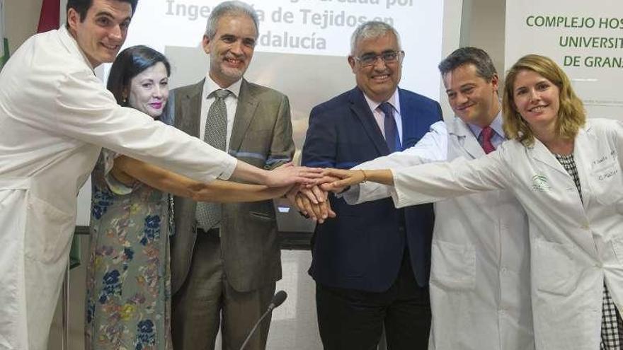El equipo médico, con representantes de la Junta de Andalucía.