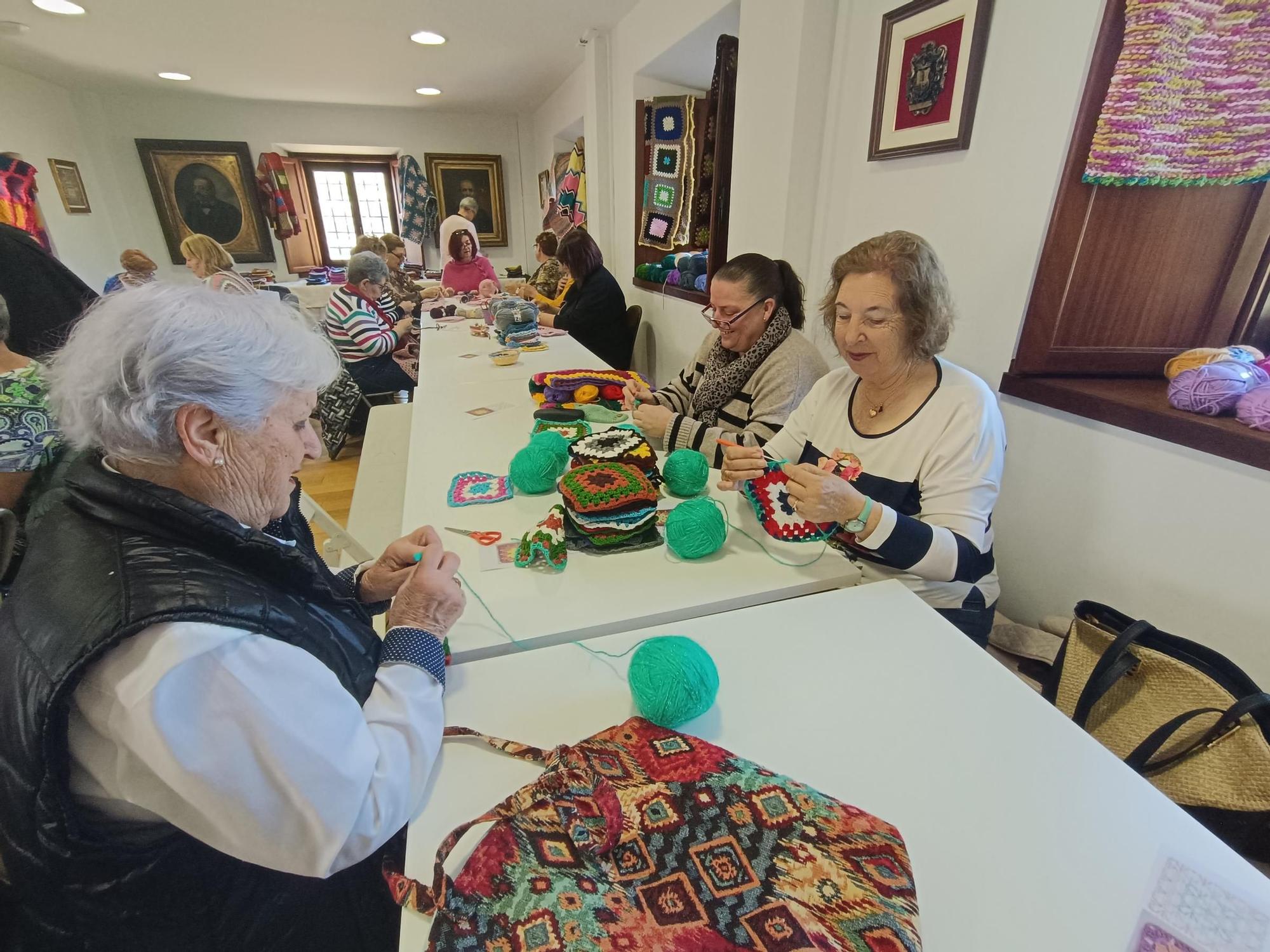 Así fue el Maratón Solidario de Crochet de Pola de Siero