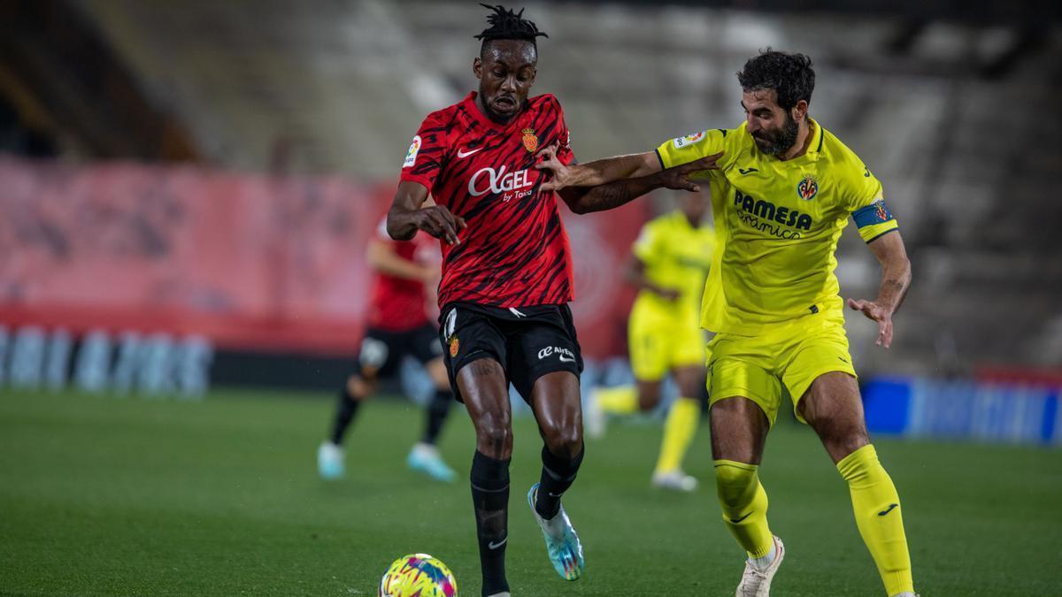 Kadewere, junto a Albiol.