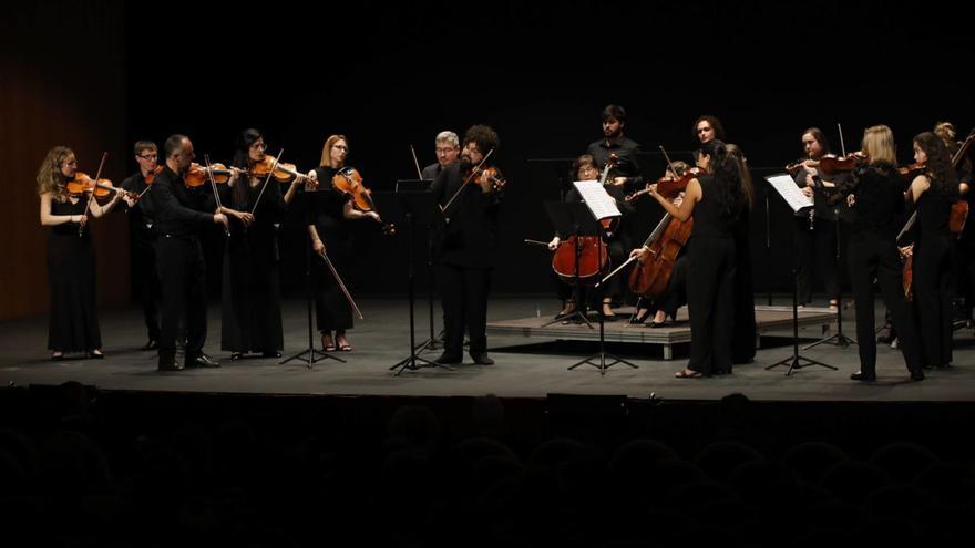 La &quot;Orquestra Vigo 430&quot;, ayer, durante su concierto en el teatro Jovellanos.