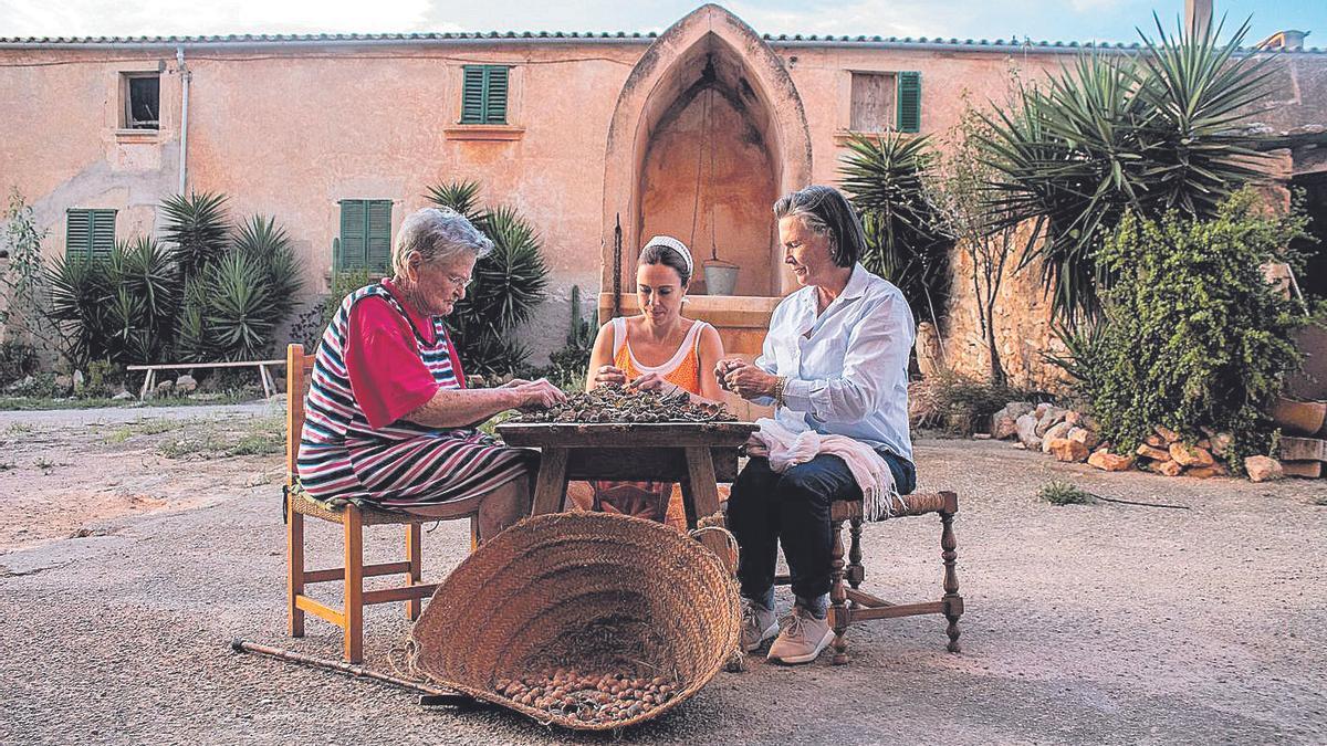 Salvà retrata a tres generaciones de payesas. La imagen se hizo con el segundo premio de Agricultura