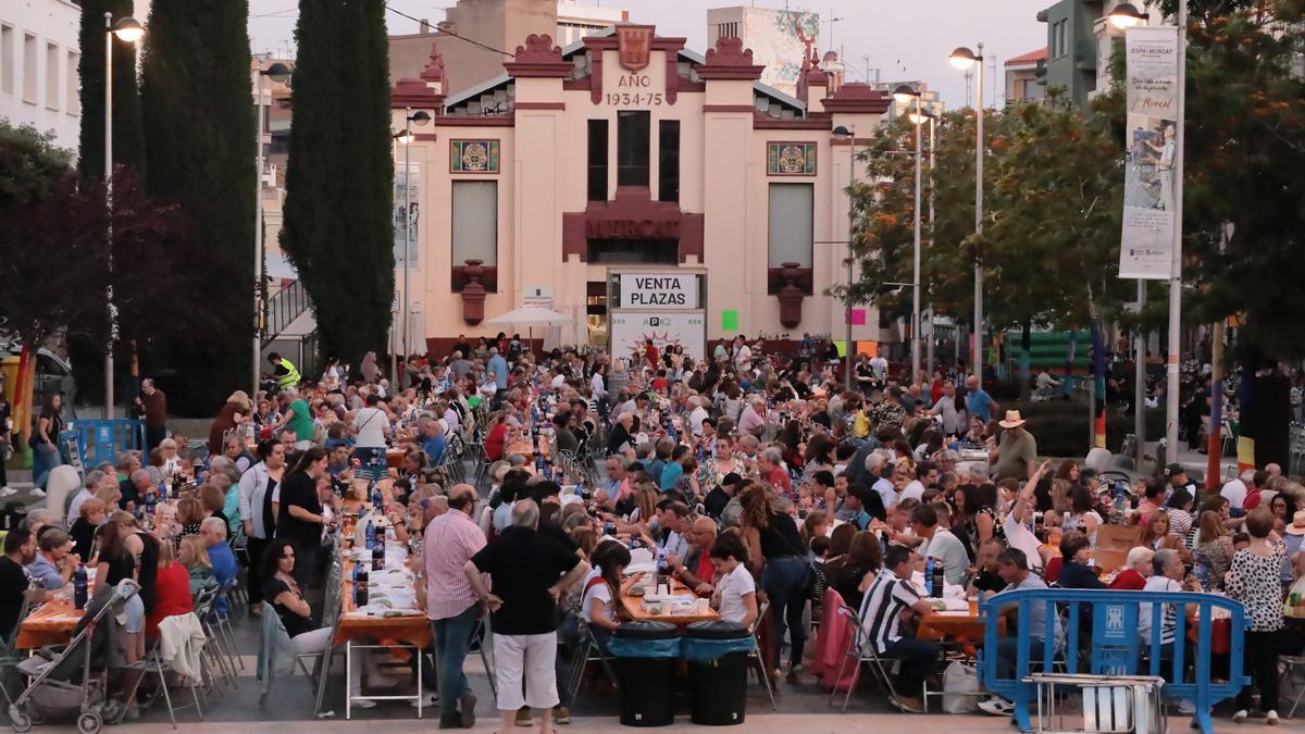 Las plazas Cornell y España han lucido un gran ambiente en el regreso del tradicional &#039;sopar de pa i porta&#039; a las fiestas de Santa Quitèria.