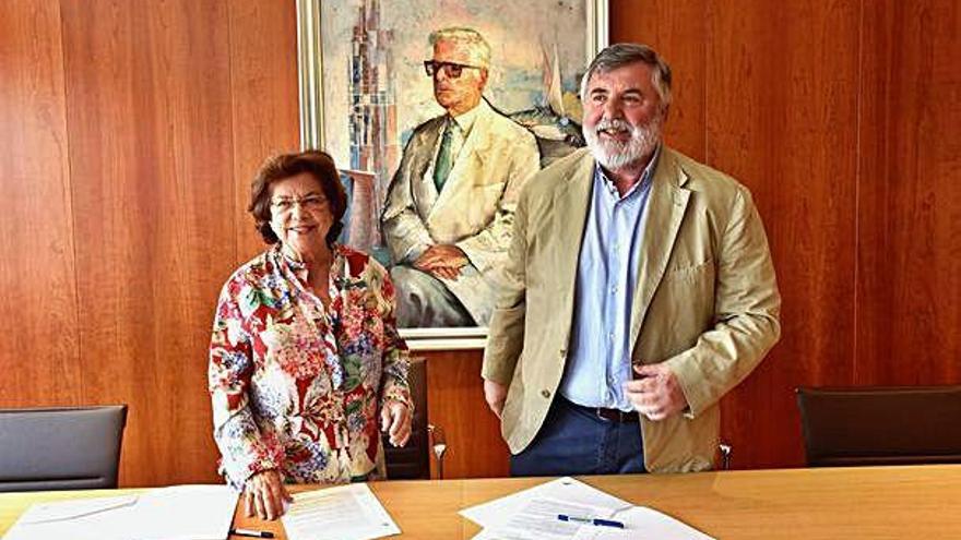 Benigna Peña y Luciano Vidán, en la firma del convenio.