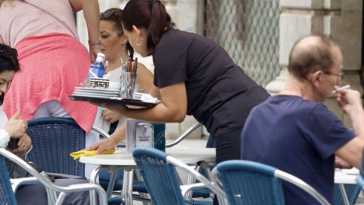 Una camarera atiende a los clientes.