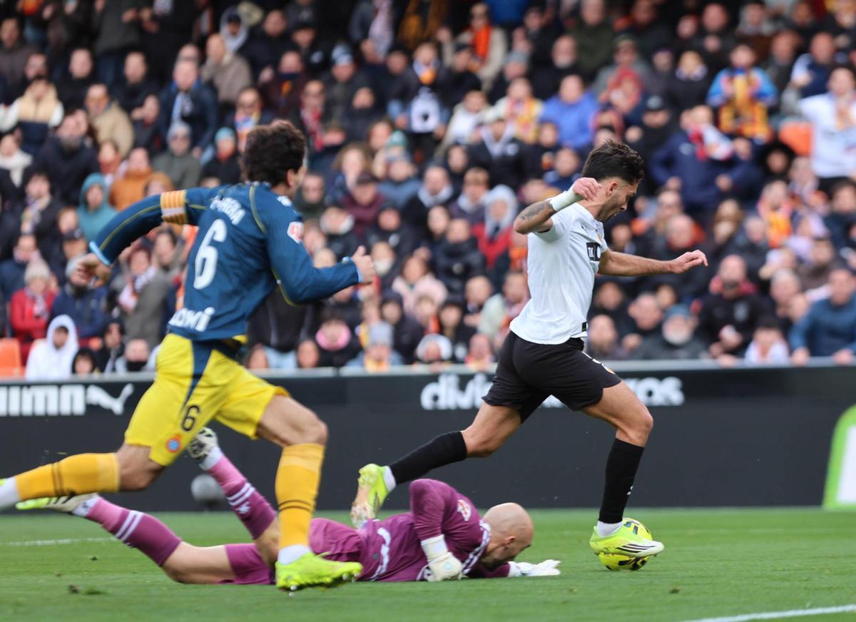Hugo Duro marcando al Espanyol
