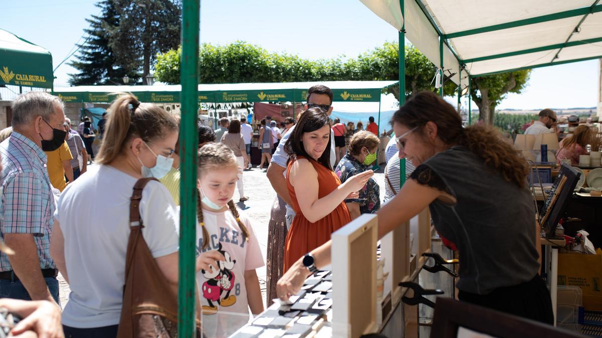 Compradores en la feria de la cerámica