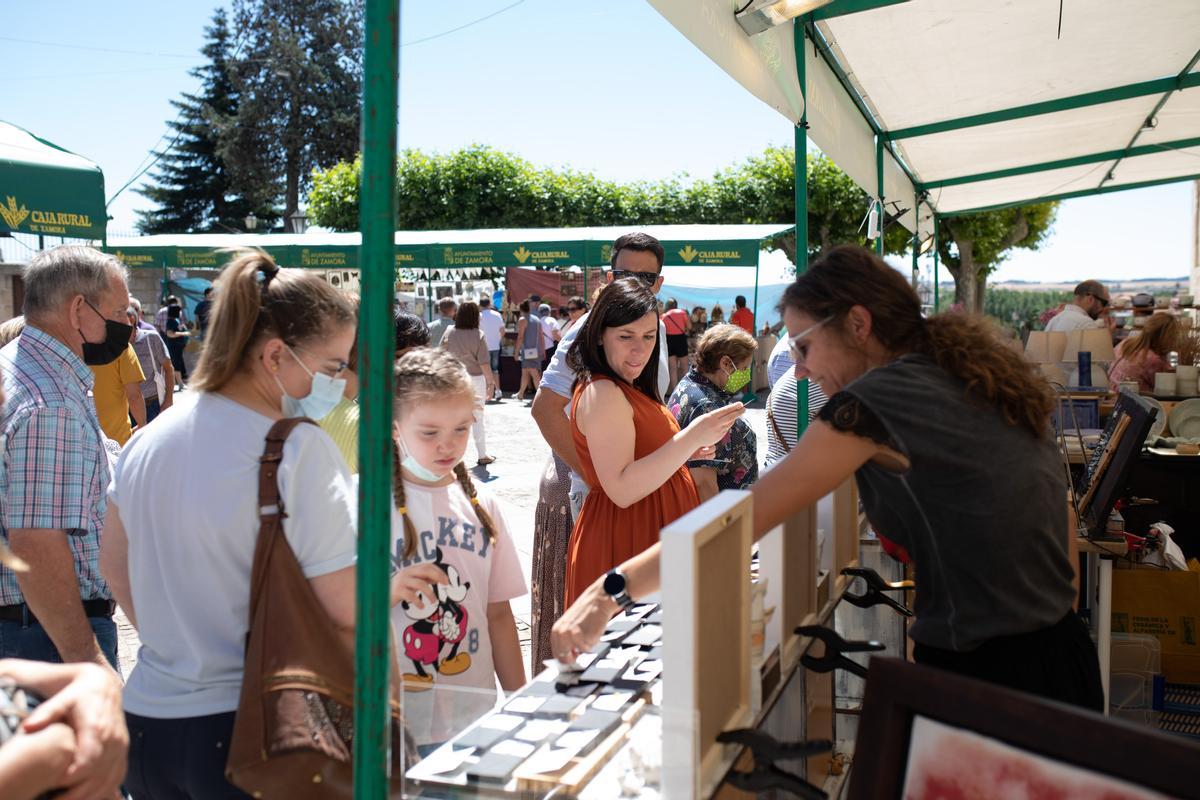 Compradores en la feria de la cerámica