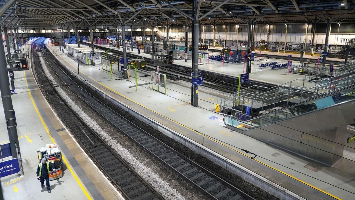 Plataformas casi vacías en la estación de tren de Leeds durante la huelga conjunta de maquinistas, maestros, personal universitario y funcionarios públicos en el Reino Unido