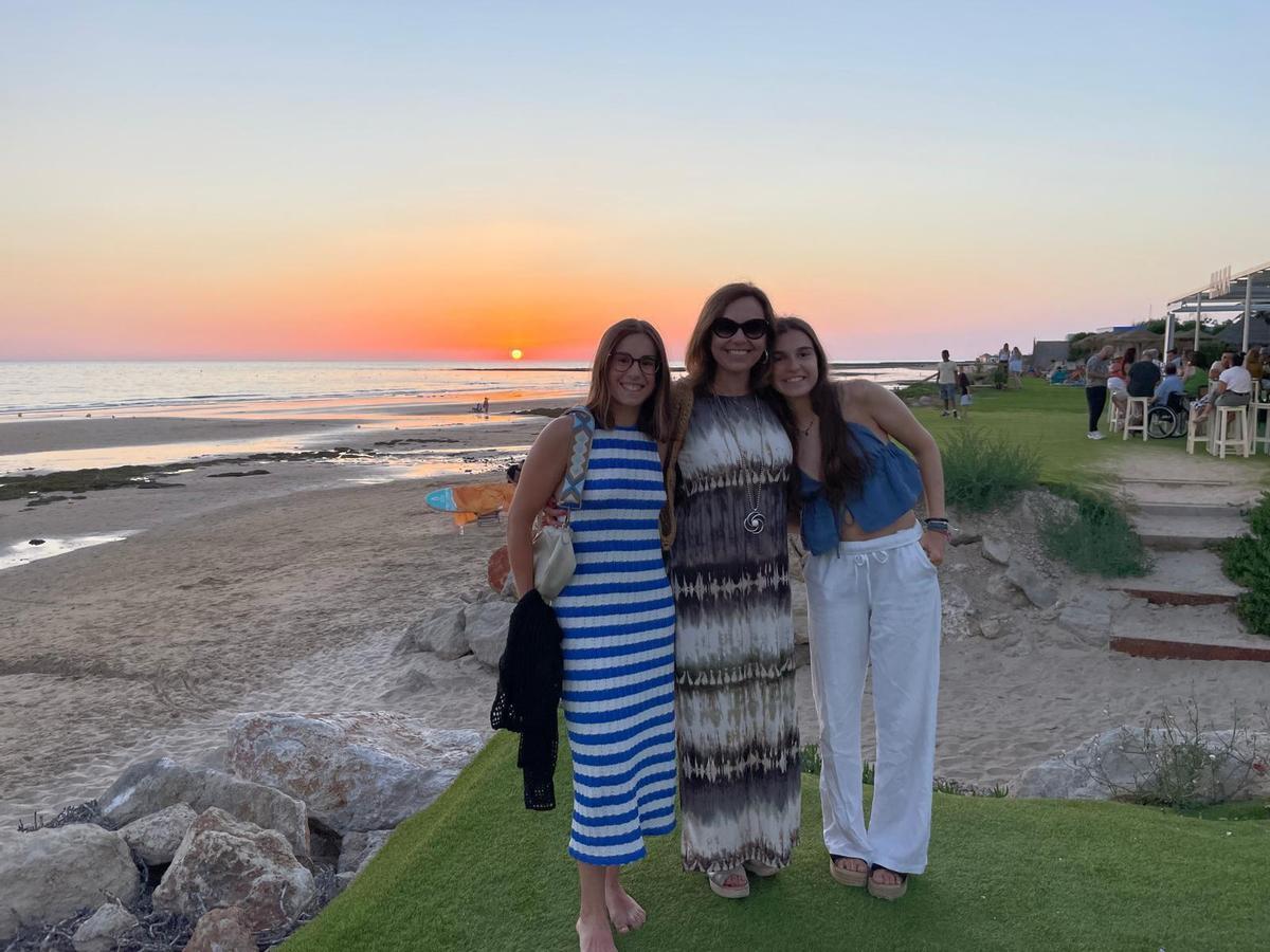 Sonia y sus dos hijas, durante uno de sus intercambios en Costa Ballena (Cádiz).