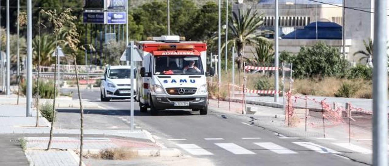 Uno de los itinerarios alternativos que tienen que tomar ambulancias y coches para llegar.