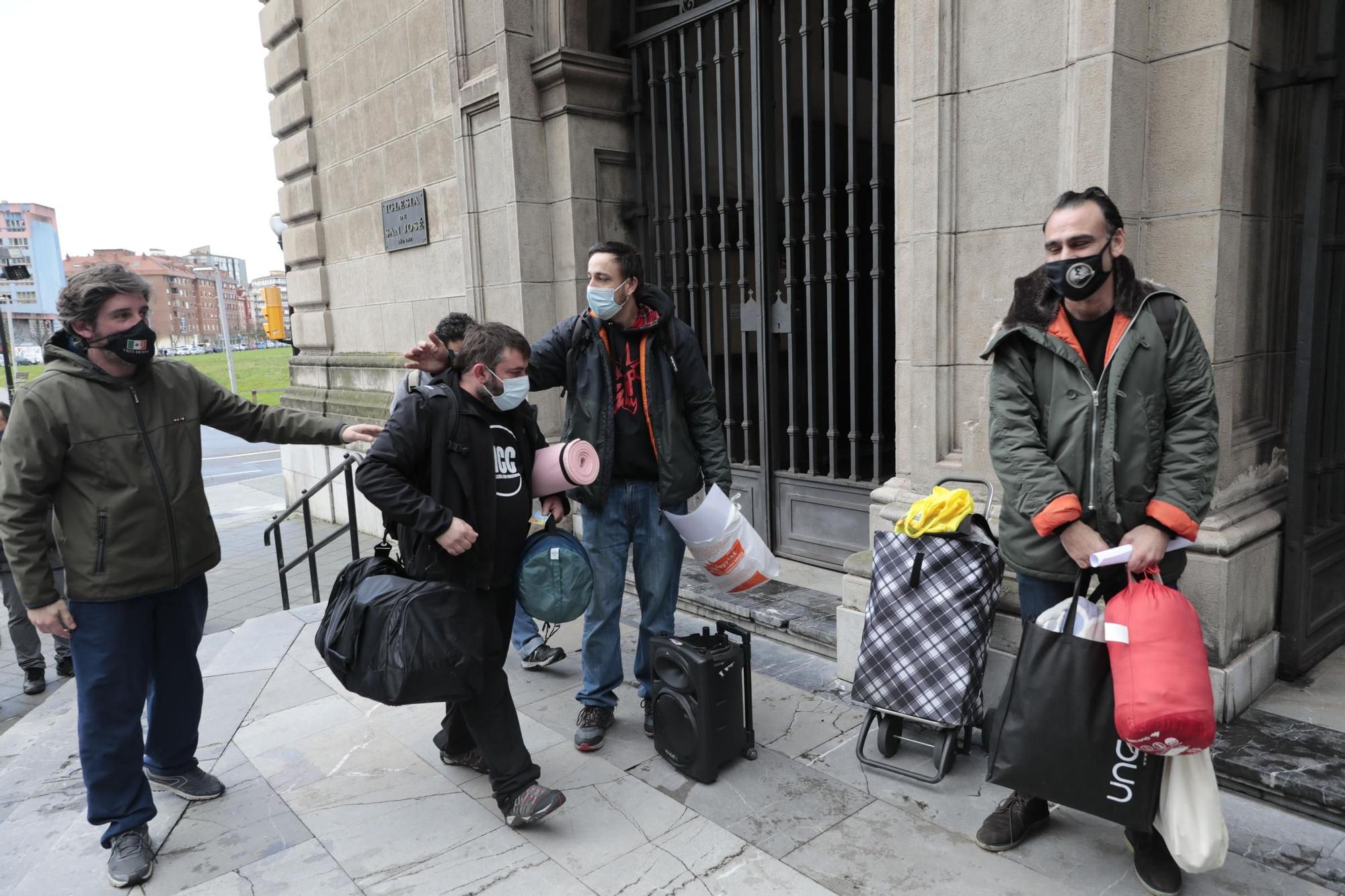 Nuevo encierro de hosteleros en Gijón, en la iglesia de San José