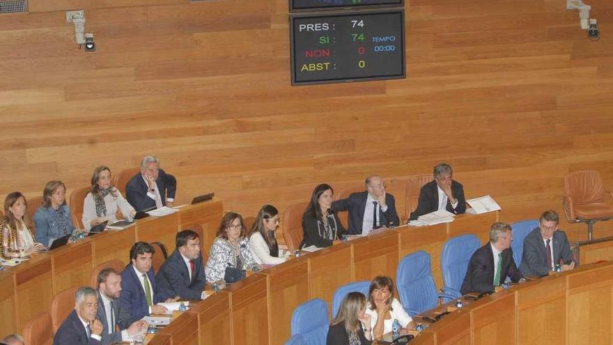 Diputados del PP tras aprobarse en mayo la petición de cesión de la AP-9 en la Cámara gallega. // X. A.