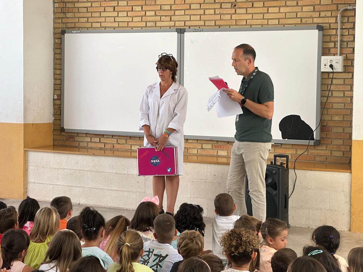 Visita a clase de la "científica de la NASA".