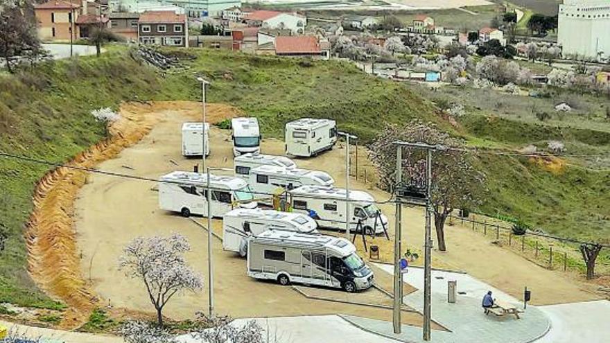 Caravanas estacionadas en el área habilitada por el Ayuntamiento en el barrio del Carmen. | M. J. C.