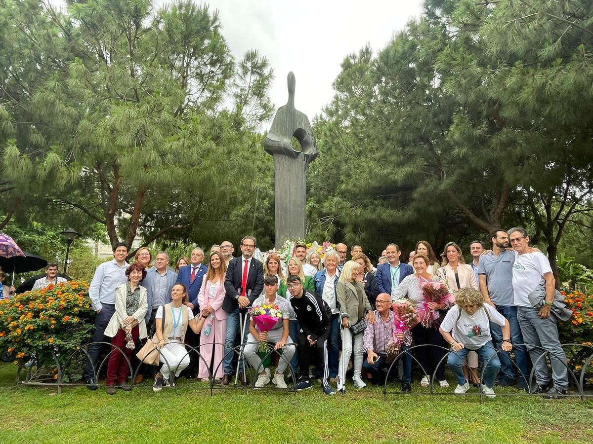 Entrega floral al Monumento a los Donantes