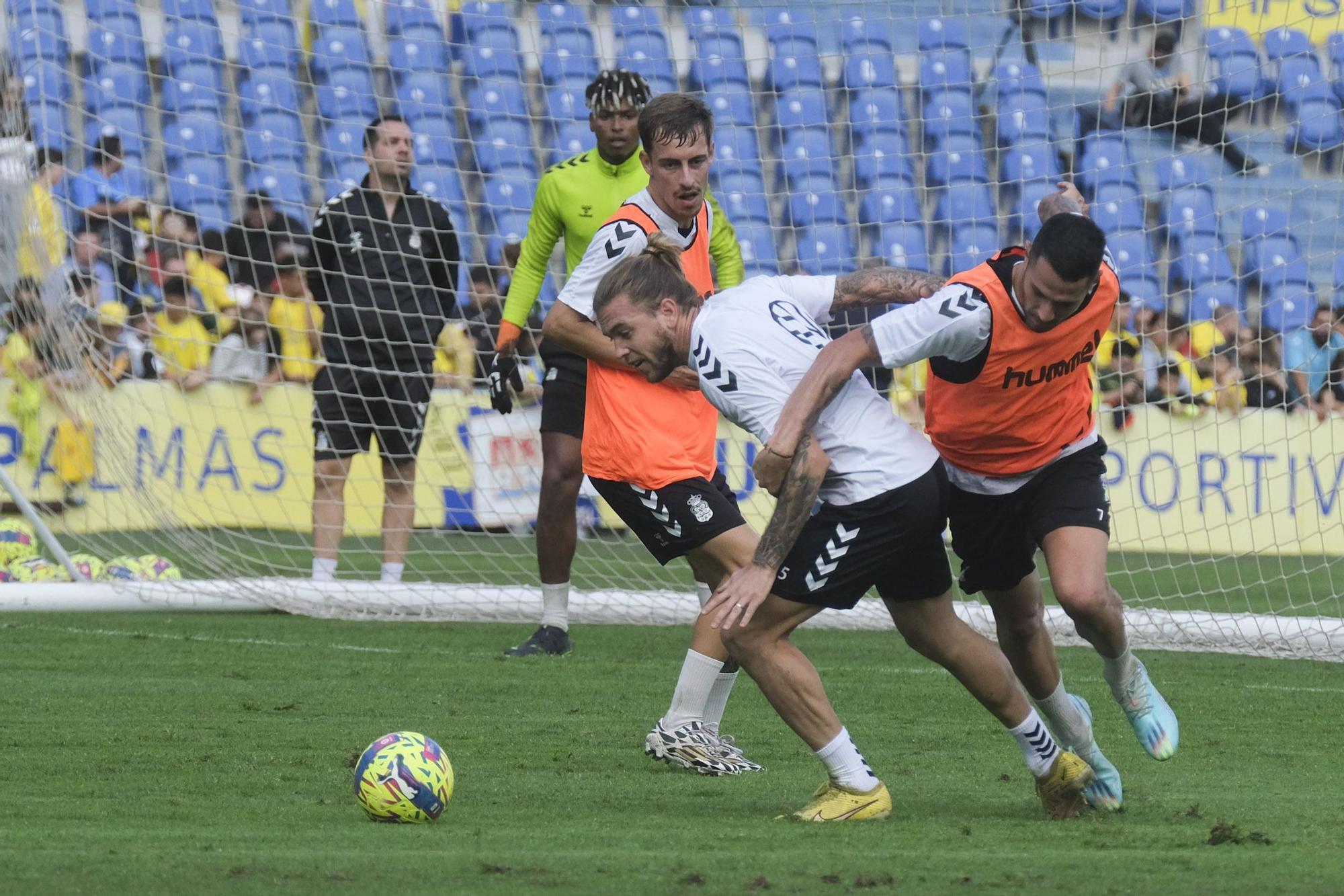 La UD Las Palmas entrena a puerta abierta