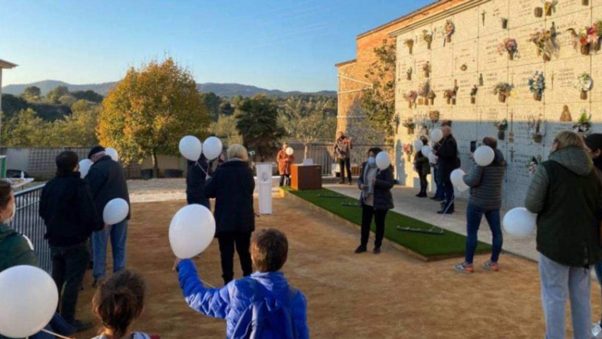 Piera inaugura un espai de dol gestacional i perinatal amb un arbre dels records al cementiri nou  | AJUNTAMENT DE PIERA