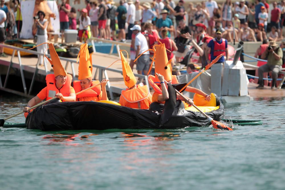 Regata de barcos locos en La Marina de València