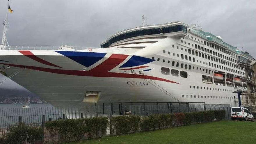 Dos escalas de cruceros imprevistas  |  A causa de los temporales, el trasatlántico Oceana (al que por cierto, otro vendaval lo trajo a Vigo el pasado 8 de noviembre) atracó ayer con 1.866 ciudadanos británicos a bordo. Pero este buque no será el único damnificado por este episodio de continuos temporales. Según informa la agencia Pérez y Cía., en la tarde de hoy se espera el Saga Sapphire, que debido al recrudecimiento del tiempo en el sur peninsular cancela su escala prevista inicialmente para este lunes en Cádiz, para venir a hacerla a Vigo. Esta será la séptima vez en lo que va de año que un crucero es desviado a la ciudad debido al mal tiempo en otros puertos. Por otra parte, la Fundación Traslatio informa que el buque-escuela Sedov, que tenía previsto atracar en Vigo este domingo, demora su llegada para el martes 25 como consecuencia, como no, del temporal en el golfo de Vizcaya. Informa: Fco. Díaz Guerrero.