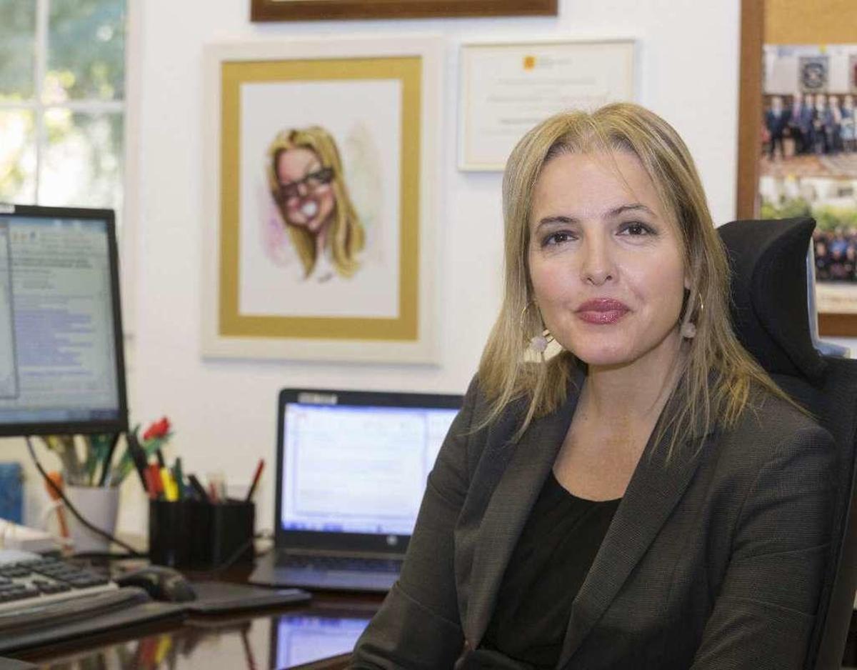 Beatriz Domínguez-Gil, en su despacho. En la pared del fondo, una caricatura suya realizada por el dibujante Mortiner.