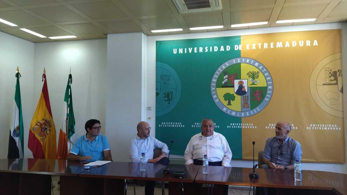 Un momento de la presentación de la instalación de los paneles solares en Badajoz.