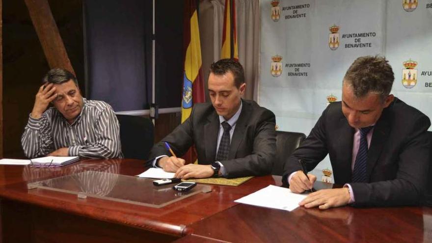 Vega, Huerga y García firmando el acuerdo entre Ayuntamiento y Aquona, ayer.