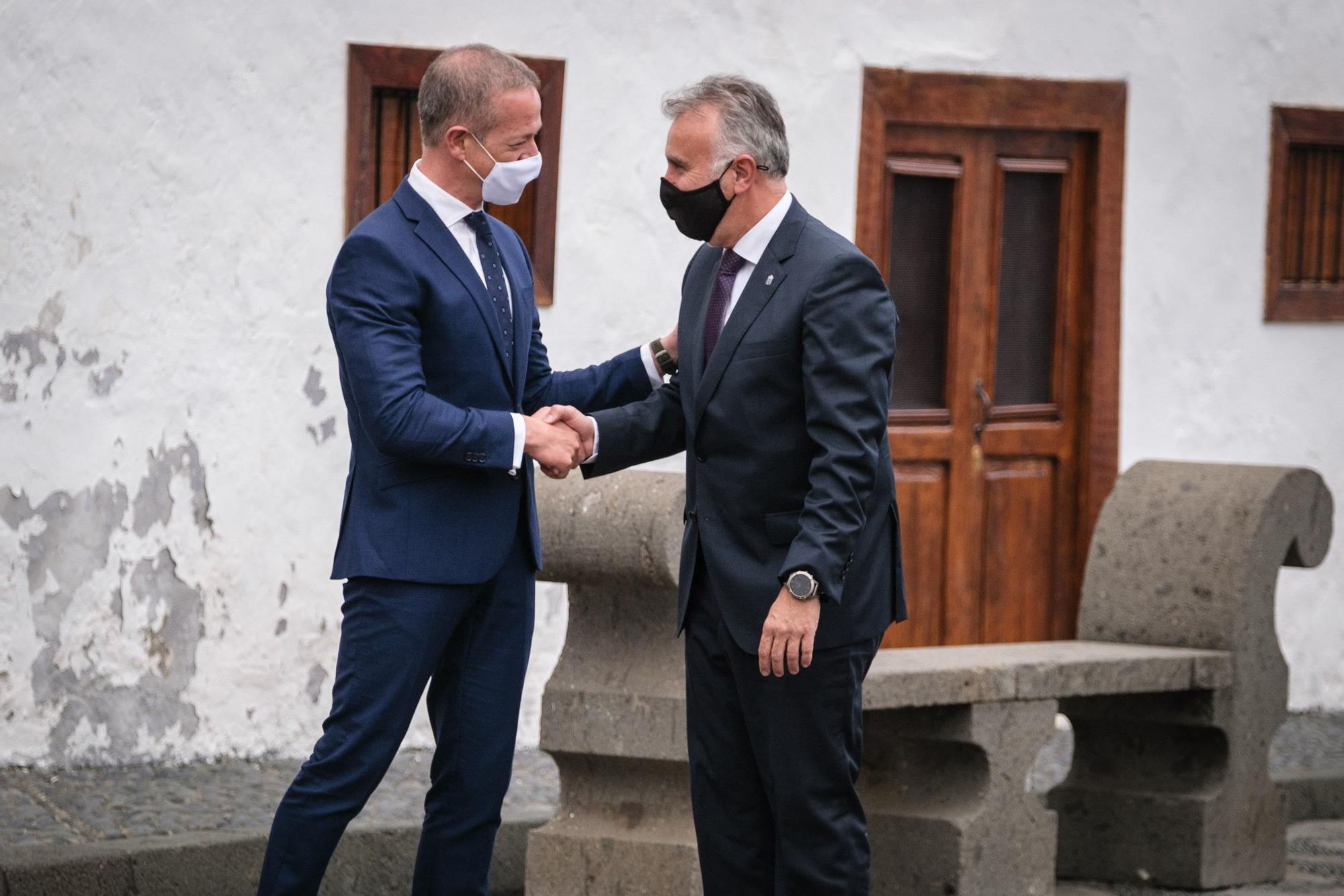 Visita del Rey y los presidentes de las comunidades a La Palma al acto de homenaje a los palmeros