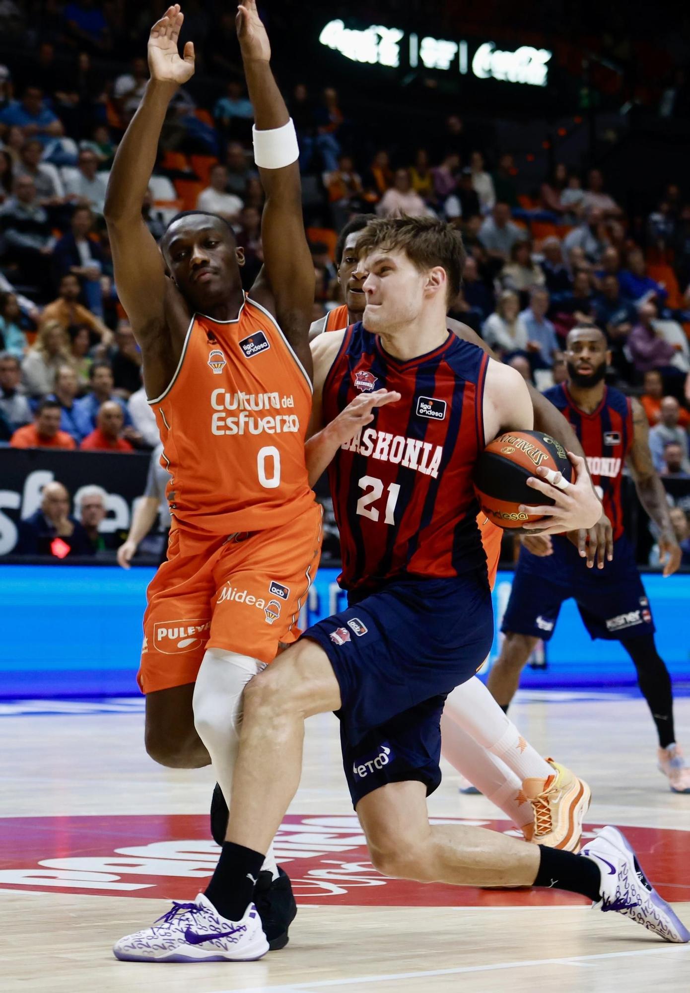 Las mejores fotos del resurgir del Valencia Basket frente al Baskonia