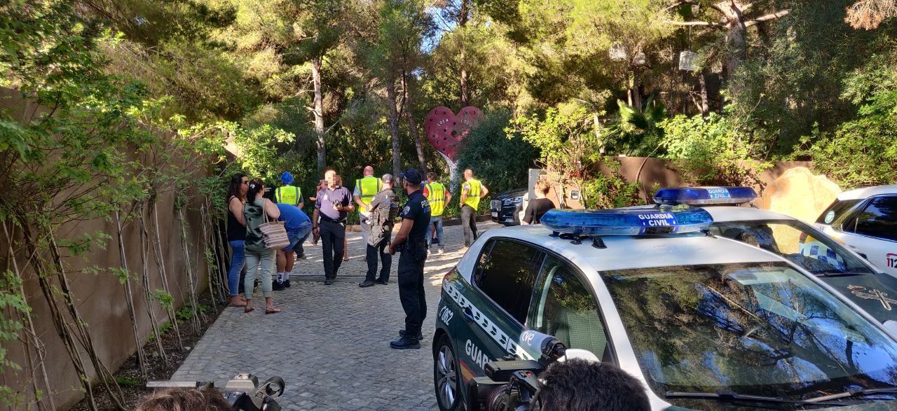 Así se derriba Casa Lola en Ibiza