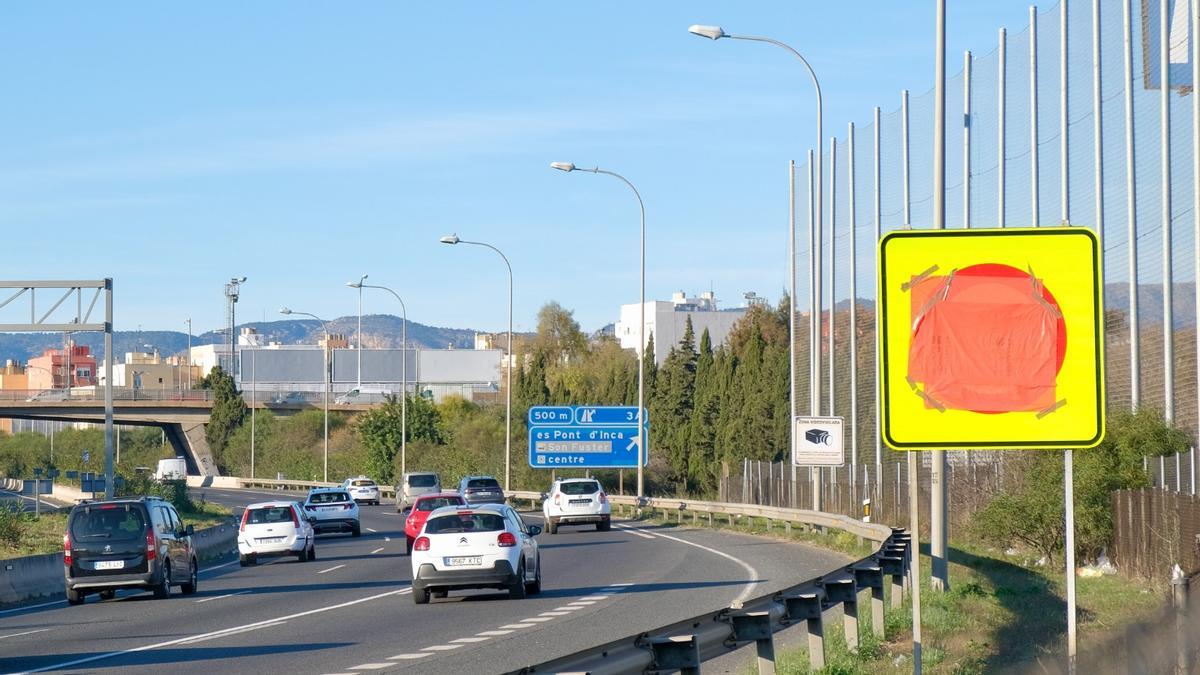 Una de las nuevas señales, todavía cubierta, con la limitación de velociadad de 100 kilómetros por hora