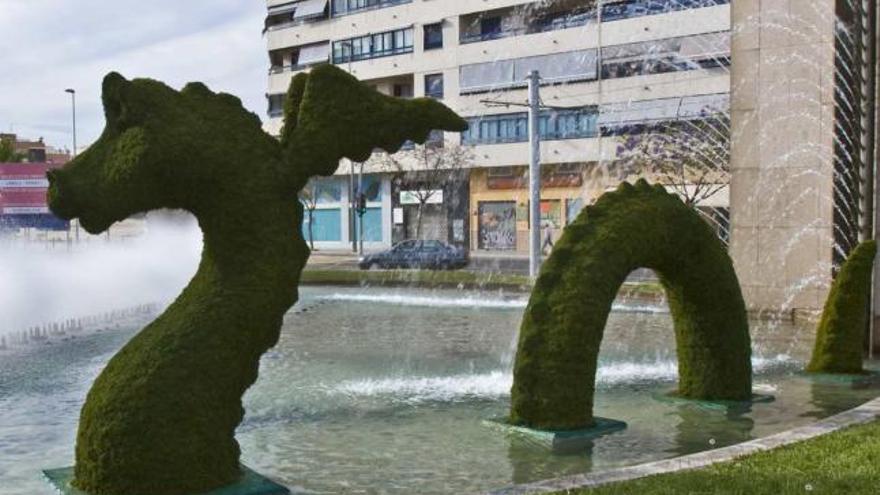 La fuente del Bulevar del Pla se ha adornado con una escultura vegetal en forma de dragón.