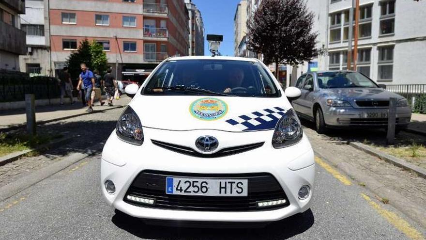 El coche, durante su estreno de ayer en el barrio de San Antoniño.