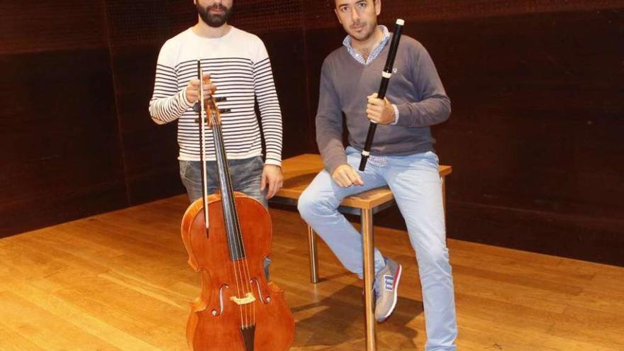 Fernando Santiago y Rafael Ruibérriz, ayer después de un ensayo en el Centro Social do Mar. // S.Álvarez