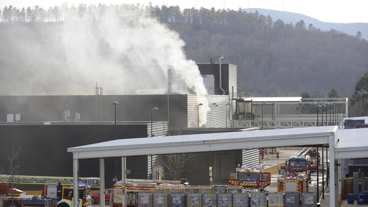 Incendio en una química de Forcarei al explotar un depósito de líquido inflamable