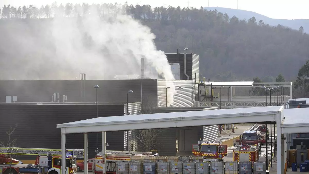 Herido un operario de una empresa química tras originarse un incendio en una nave de Forcarei