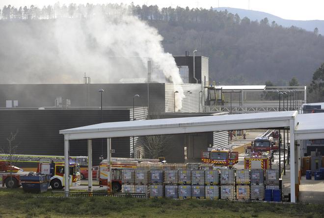 Incendio en una química de Forcarei al explotar un depósito de líquido inflamable