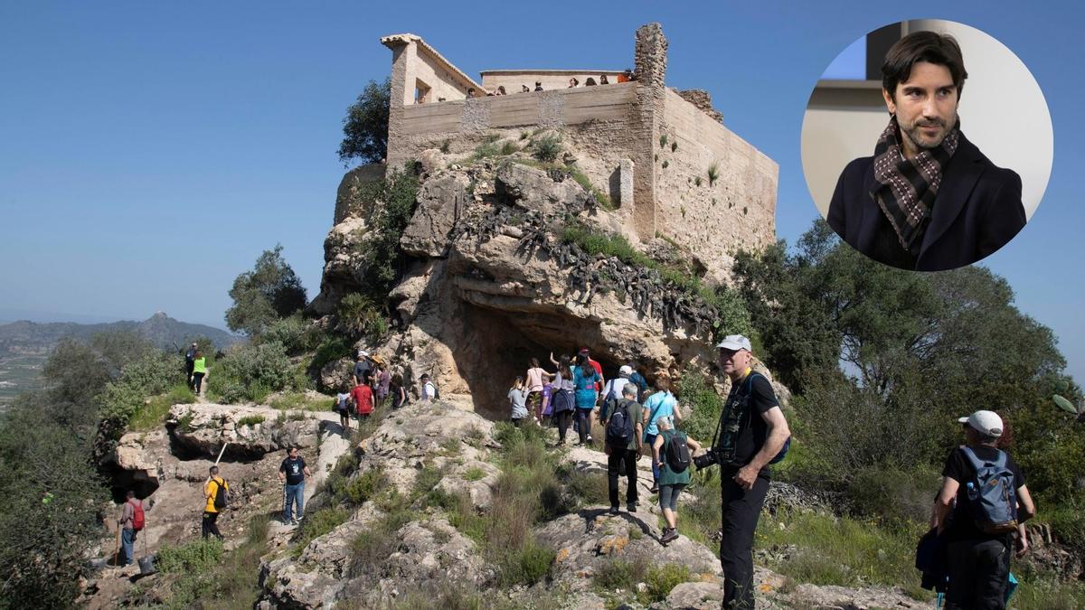 El arquitecto e historiador del arte Pablo Camarasa, sobre la imagen de una romería a la ermita del Puig.