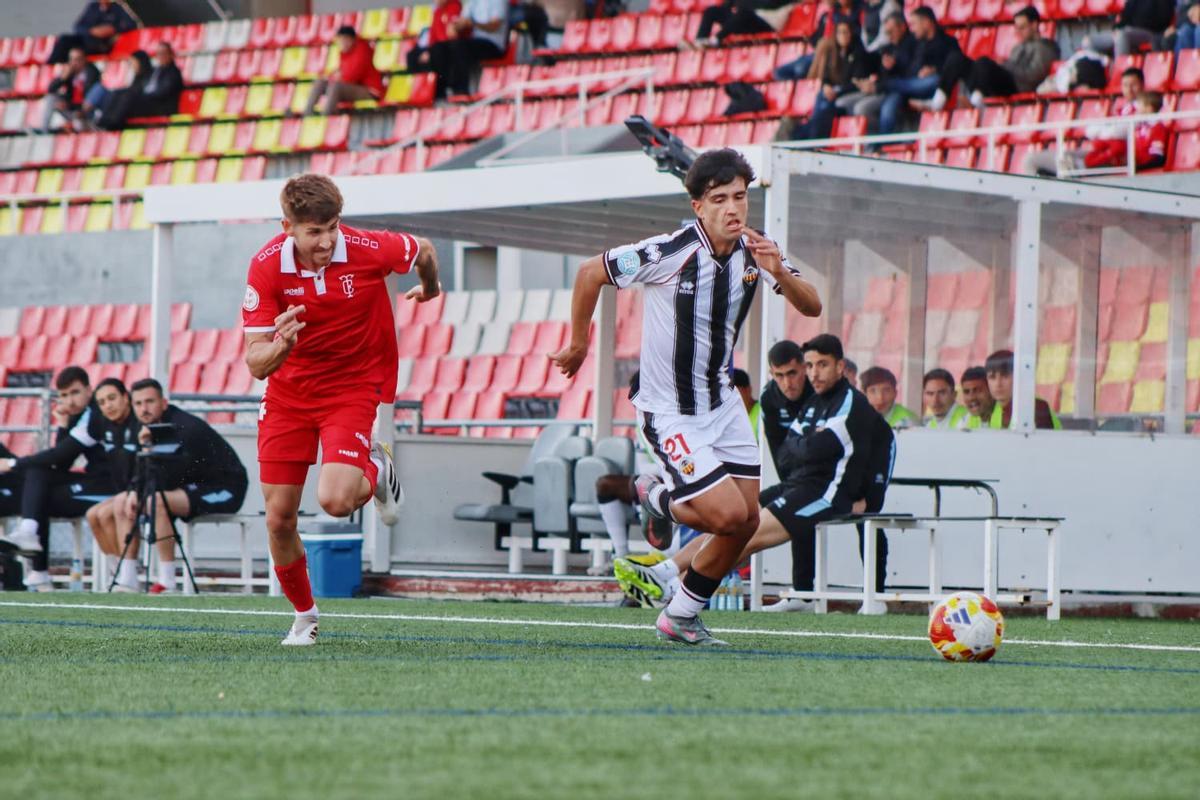 Jacobo de Oro galopa por el carril izquierdo del ataque albinegro en el Estadi Olímpic.