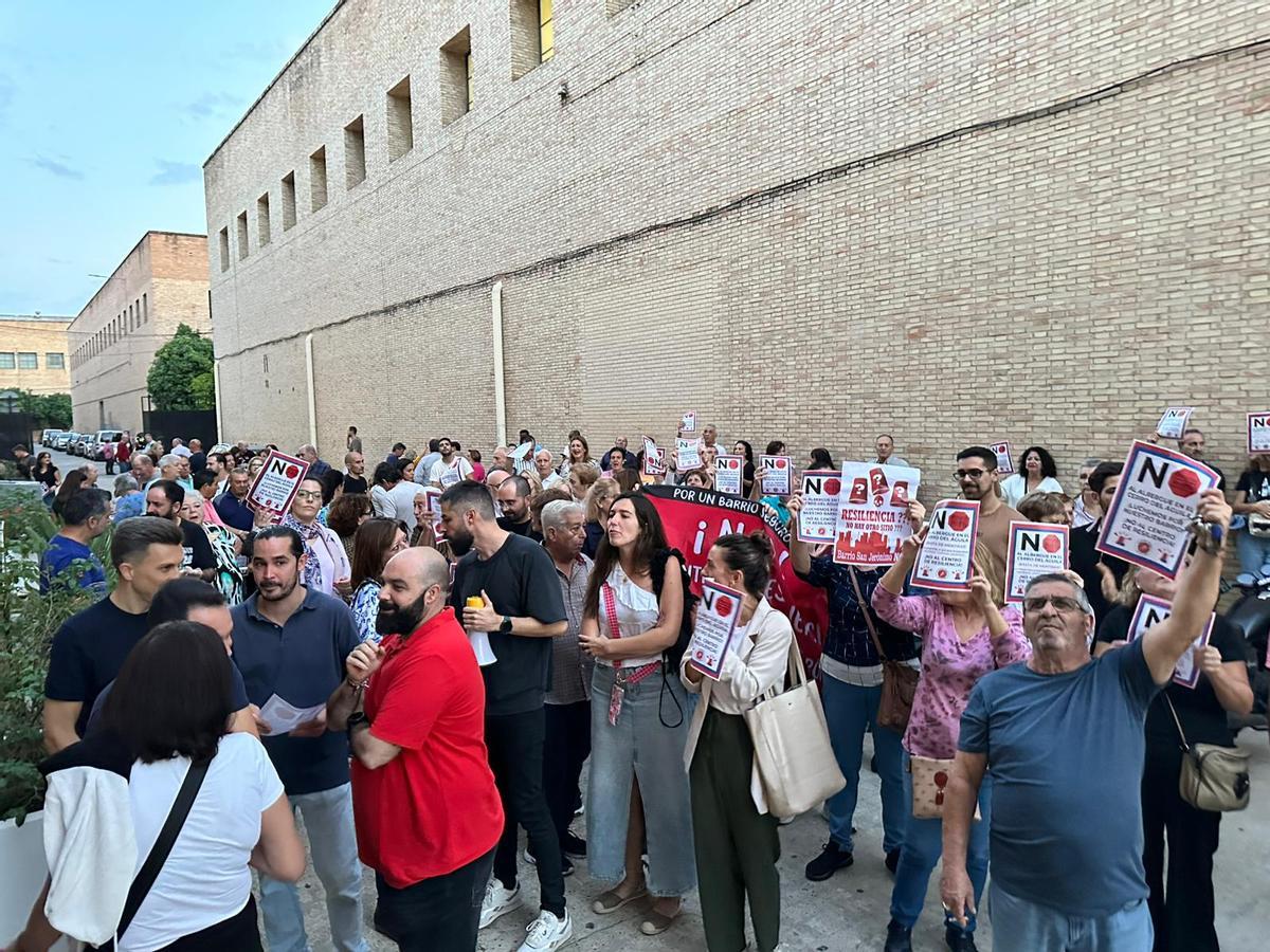 La plataforma Voces del Cerro se ha concentrado a las puertas del distrito este jueves.
