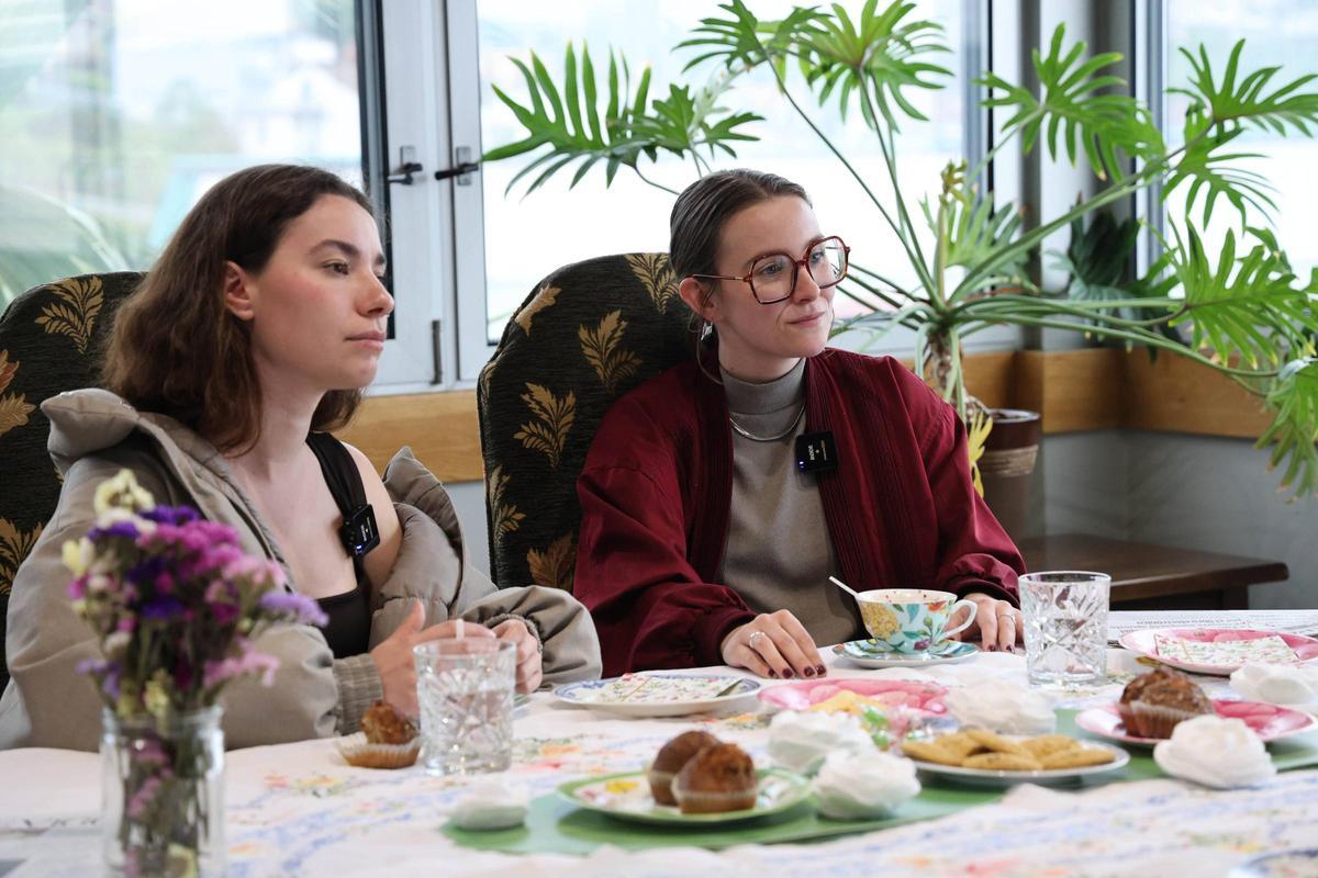 Sara e María, no faladoiro con merendola de Faro de Vigo.
