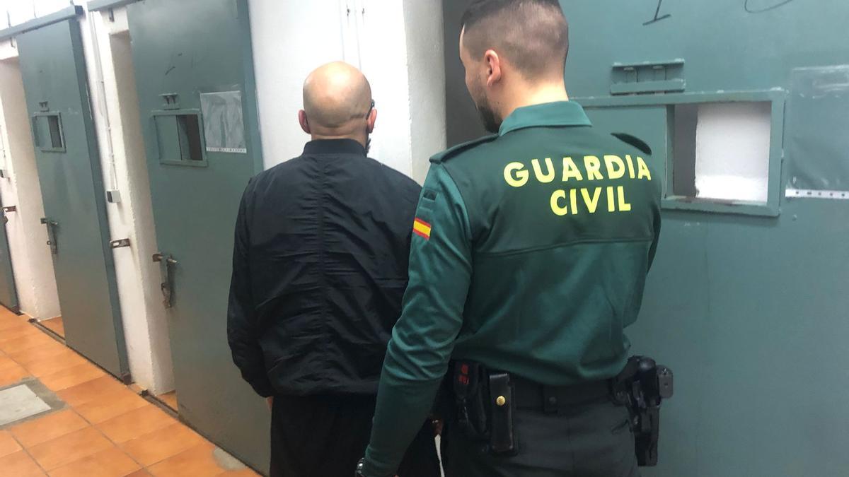 Una imagen del detenido custodiado por un guardia civil.