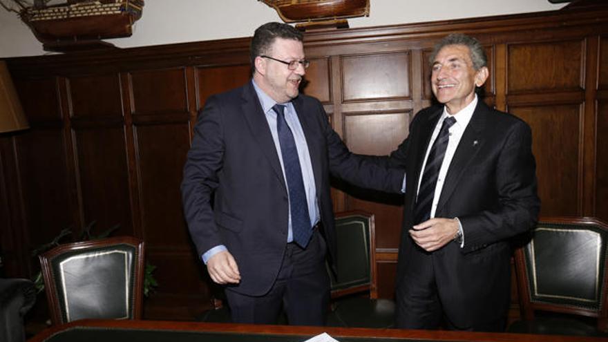 Ignacio Pérez Amoedo, dirigente del Mercantil, y Carlos Mouriño, presidente del Celta, tras rubricar el acuerdo. // R. Grobas