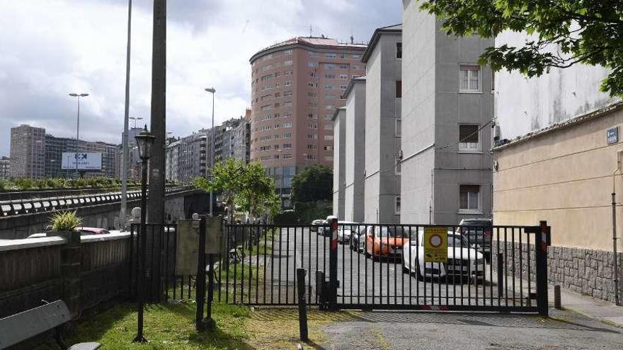 Barrera que impide el paso a los viales que rodean los edificios del 18 al 36 de la avenida del Ejército.