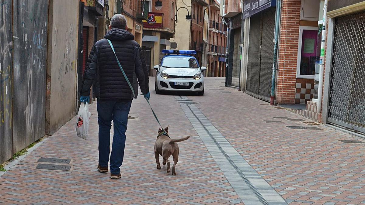 Un coche de la Policía Local patrulla por la calle Herreros. | E. P.